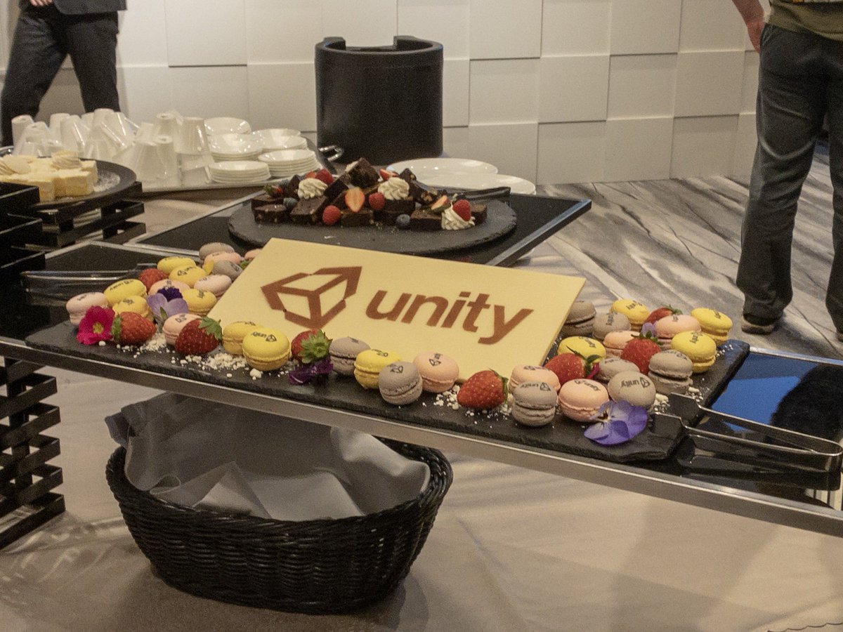 yasei_no_otoko's tweet image. 目を覚ませ僕らの課金がUnityマカロンに変換されてるぞ #unity忘年会