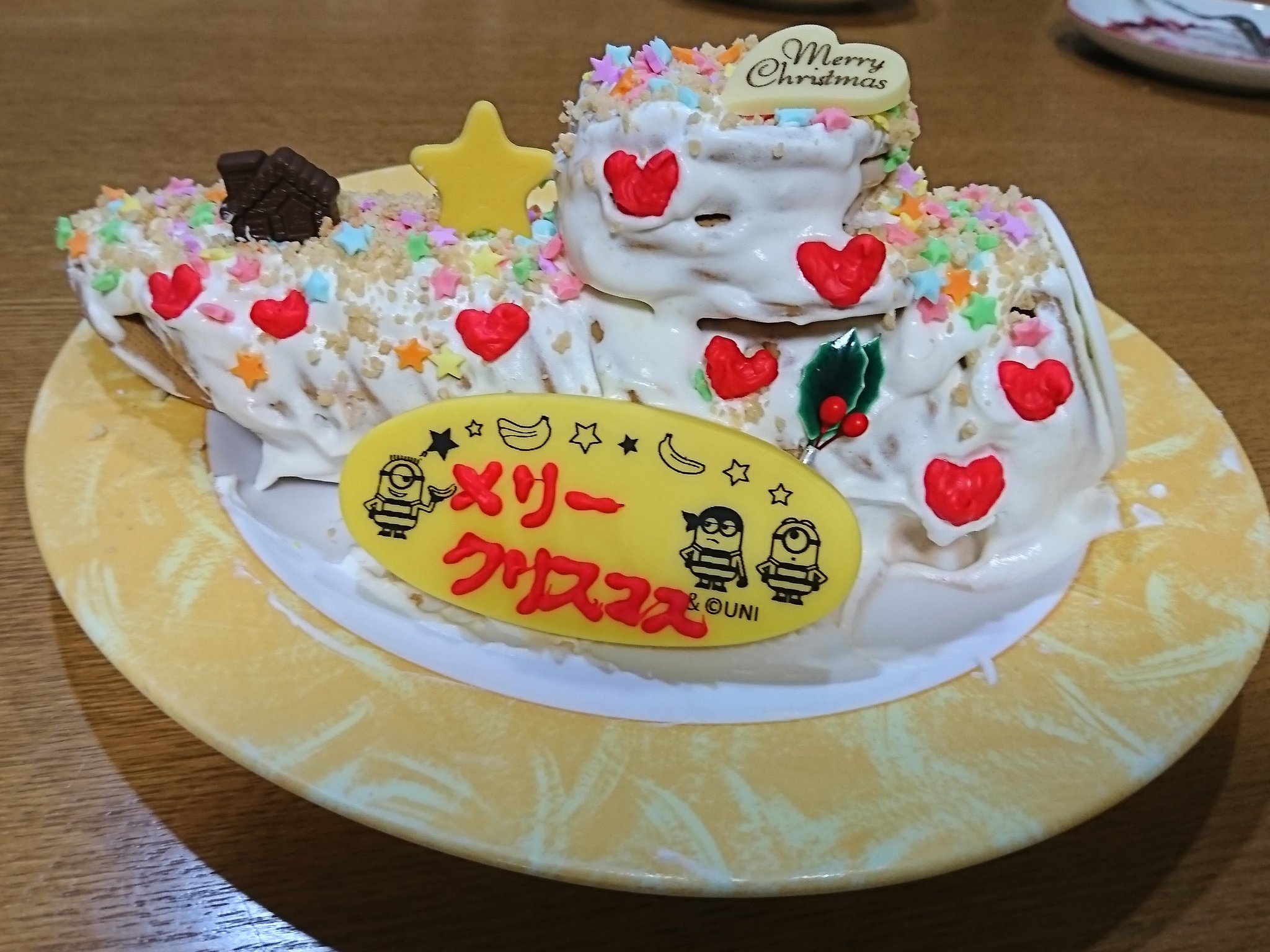 みみりん 共立食品 様の ミニオンスイーツ プレートチョコミニオン お菓子プレートミニオン と 一緒に当選して頂いたクリスマスを盛り上げる製菓材料でクリスマスケーキを娘たちと作りました ビスケットに生クリームでブッシュ ド