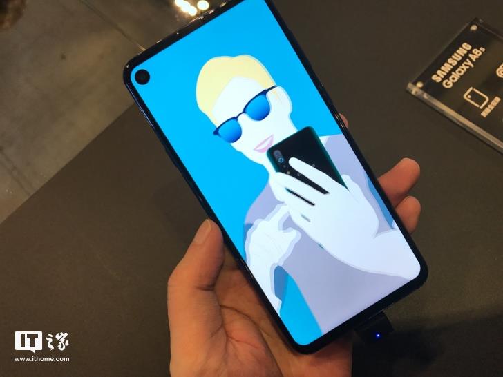 raqamitv's tweet image. الهاتف #GalaxyA8s صاحب أول تصميم يحمل شاشة بثقب من أجل الكاميرا الأمامية أصبح متاحًا للطلب المسبق من على المتجر الإلكتروني الصيني JD Com بسعر نحو 450 دولار.