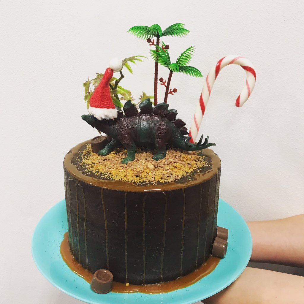 Festive stegosaurus cake for all the dino-lovers out there! 🦖🦕💚🤶 (it seems we are still waiting for a steg emoji.)