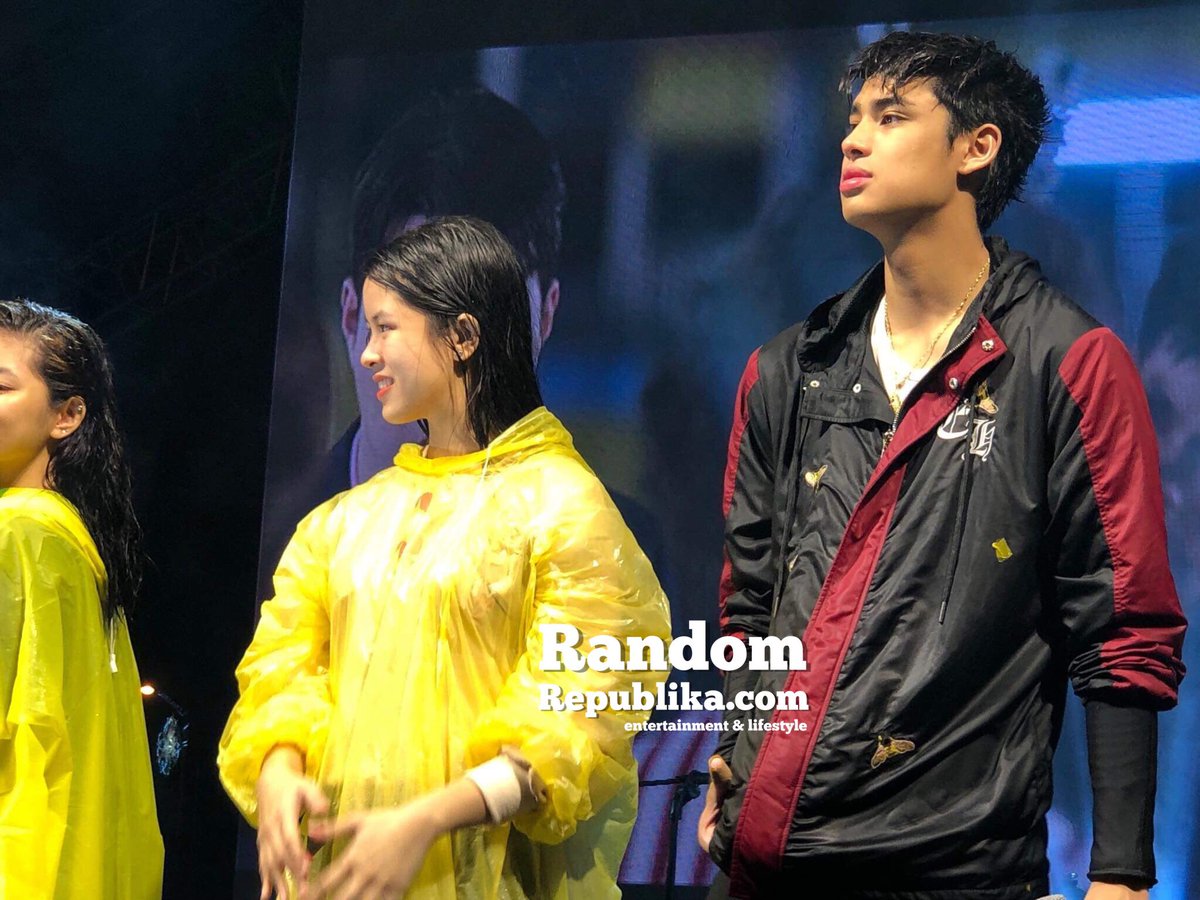 RandomRepublika's tweet photo. Awww, #DonKiss got drenched at the #MMFFParadeofStars.  #DonnyPangilinan and #KissesDelavin are part of #MMFF2018 entry #Fantastica 🎥 #FantasticaMMFFParade #Floatastica https://t.co/uko9uY3vHx