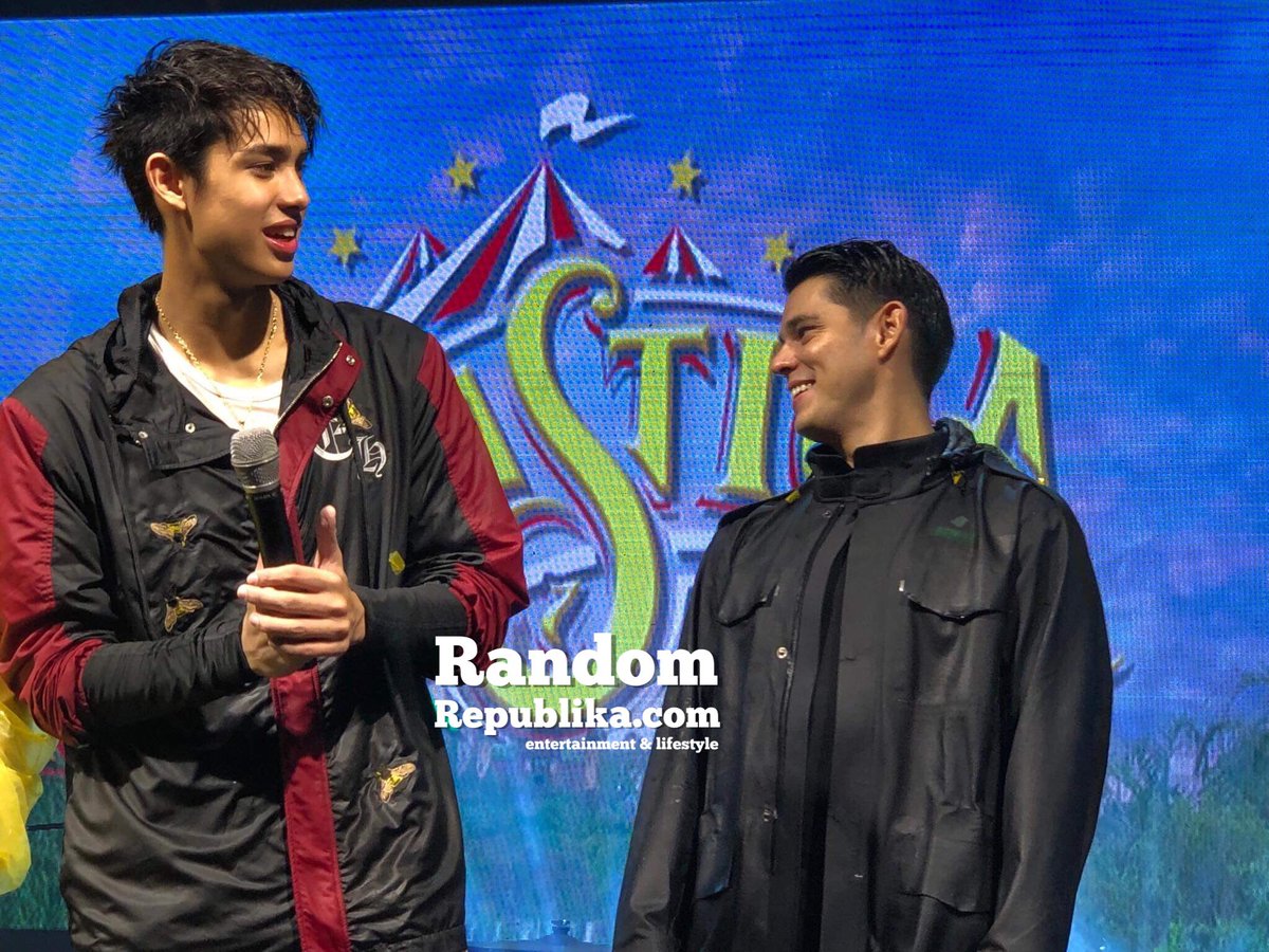 RandomRepublika's tweet photo. Awww, #DonKiss got drenched at the #MMFFParadeofStars.  #DonnyPangilinan and #KissesDelavin are part of #MMFF2018 entry #Fantastica 🎥 #FantasticaMMFFParade #Floatastica https://t.co/uko9uY3vHx