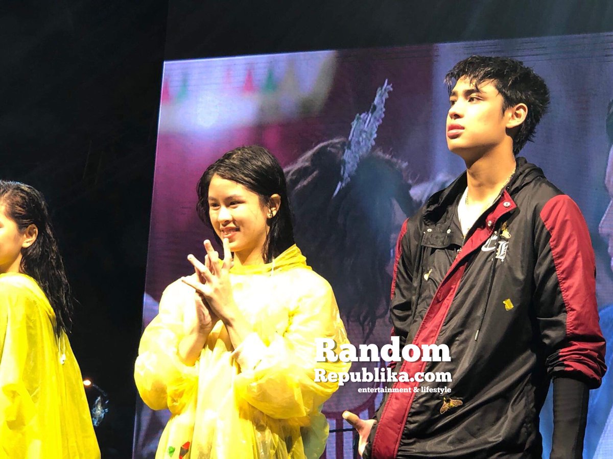 RandomRepublika's tweet photo. Awww, #DonKiss got drenched at the #MMFFParadeofStars.  #DonnyPangilinan and #KissesDelavin are part of #MMFF2018 entry #Fantastica 🎥 #FantasticaMMFFParade #Floatastica https://t.co/uko9uY3vHx