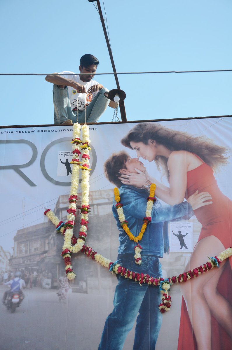 ArshSrkian's tweet photo. Srkians from All over The Buldhana and Akola Came N Join Together with @SRKBuldhanaCFC For Celebrating #ZeroFDFSwithSRKCFC
•
We Rocked Today🔥🔥
•
@SRKCHENNAIFC @iamsrk @BauuaSingh @aanandlrai @AnushkaSharma
•
#Zero #Zero21Dec #ZeroFDFSwithSRKCFC #ZeroDay
#ZeroReview https://t.co/BINL8sOABc