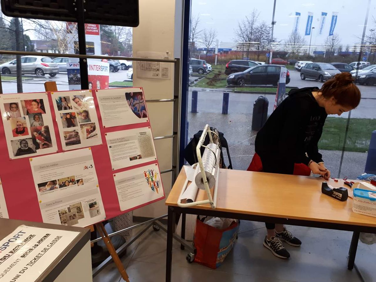 Emy_espoir76's tweet photo. Stand papiers cadeaux à Barentin... Merci aux bénévoles mobilisés #Emy #23Dec2018 #Normandie #papierscadeaux #Noel https://t.co/eQmlubNxRH
