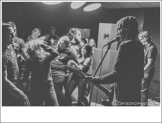 Zbyszko666's tweet photo. #KurtCobain żyje => dzięki muzyce zespołu M.Others z #ukrainy 🎼🎼🎸Cała relacja 📷=> https://t.co/3dxZ6pJX91
#mothers #photo #ukraina #ukraine #kiev #kijów #rock #metal #amber @WodzislawSlaski #clubamber #nirvana @LukaszKohut https://t.co/mPa305Z1xA