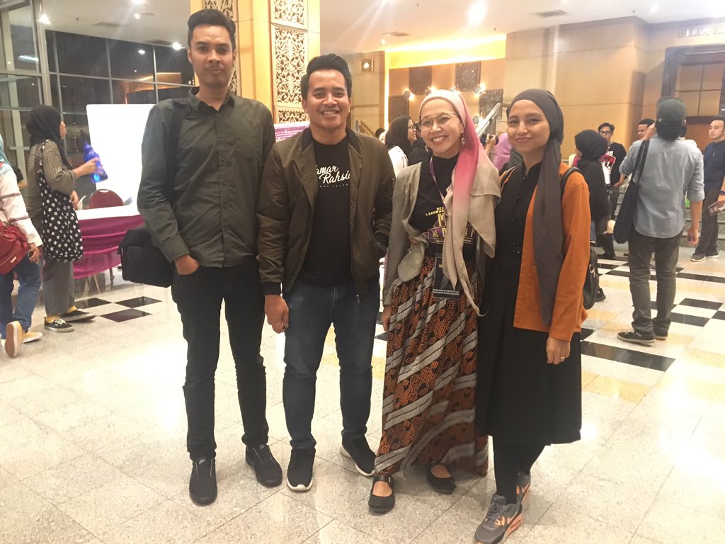 Malam ini malam terakhir pementasan teater #MonaKeDaerahM semoga selamat semuanya buat seluruh team produksi dan juga terutamanya buat pengarah sistur <a href="/fazleenaH/">fazleena hishamuddin</a>