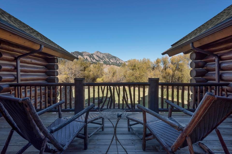 knightfrank's tweet photo. #MountainChic: Instagrammable #chalets from across the globe: https://t.co/RuMu14BMz9 #AlpineView2019 https://t.co/HEArG6WYPD