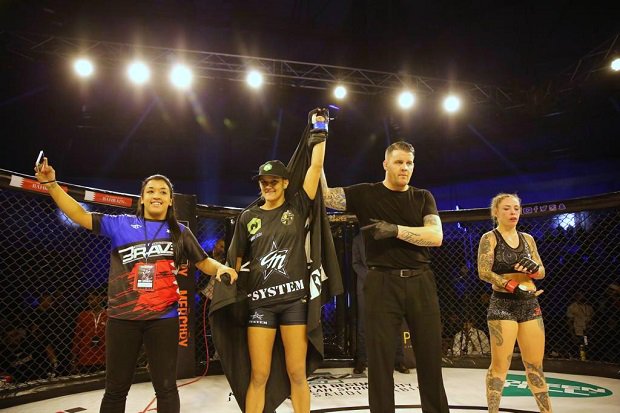 Maria Ribeiro ‘atropela’ adversária e estreia com vitória no <a href="/bravemmaf/">BRAVE Combat Federation</a> 20; confira os resultados tatame.com.br/2018/12/23/mar…
