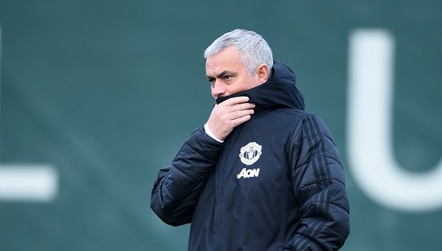 Sport360Arabiya's tweet image. #مورينيو كان يظن أن الهدف من اجتماعه مع إدارة #مانشستر_يونايتد صباح يوم الثلاثاء الماضي كان لمناقشة سوق الانتقالات ومنحه الضوء الأخضر لانتداب اللاعبين الذين يريدهم، لكنه انصدم بأن الاجتماع كان لإقالته من منصبه.

المصدر: صحيفة ذا صنداي تايمز