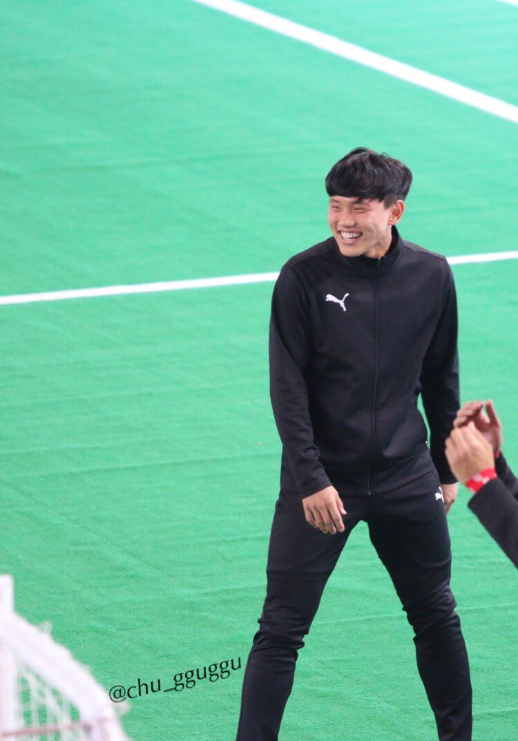 chu_gguggu's tweet photo. 20181222 홍명보 자선축구
영우가 뭐가 그리 행벅햌ㅋㅋㅋㅋㅋㅋㅋㅋㅋ
(빵터진 영우기 모음집)
#조영욱 https://t.co/o6pR1MhYgg