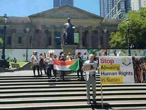 HumednaAllah's tweet photo. الهاشتاق وصل للعالم. 
بعض مواطني فكتوريا في استراليا يقفون ويرفعون علم السودان ويطالبون حقوق الانسان بالوقوف مع مواطني السودان. 
الله اكبر 
#مدن_السودان_تنتفض https://t.co/z0FajHbezl