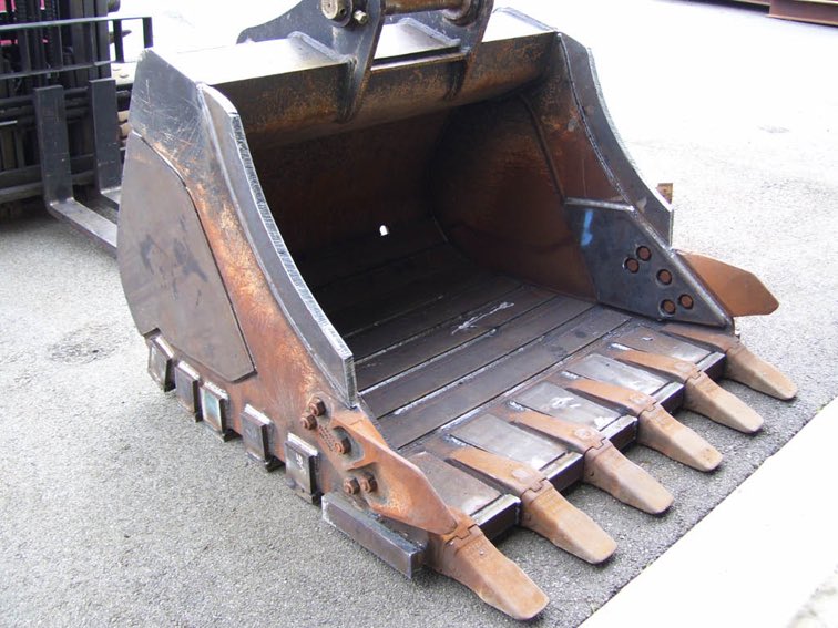 Notice the abrasive wear items on this #excavator bucket. Built for heavy duty rock excavating. Nice job!