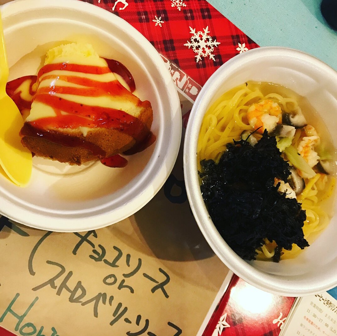 木綿街道クリスマスマーケットに行ってきました！🎄
イルミネーションやテントなど、クリスマスマーケットの雰囲気バッチリ！
1枚目の、木綿街道の建物モチーフのランプが素敵だった。
地元の飲食店や雑貨屋さん、作家さんなど沢山の出店があり、とても暖かい空間でした。