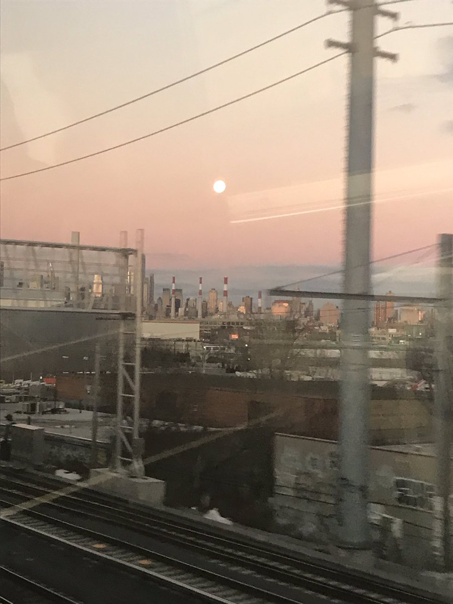 maccarvalho93's tweet photo. No sunrise like a NYC one. 🌅 

#sunrise #GoodMorningWorld #NYC https://t.co/Cf50dMb0rh