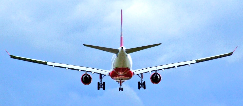 Firesnapper999's tweet photo. My greatest fear is that the #GatwickDrone incident was a test of Airfield response &amp; to expose vulnerabilities. Airport operators must now deploy counter measures ASAP B4 terrorists take advantage of these vulnerabilities &amp; deploy resources to create carnage. #StayAlertNotAfraid https://t.co/Tuupo7bW4o