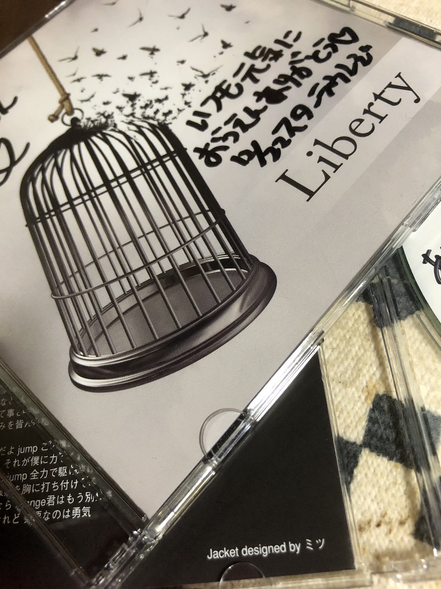 WorldHiro3's tweet photo. #RUNAワンマンで限定販売されたCD🎶
即完売(∀＼*))ｷｬﾊ♪"BANDメンバそれぞれの曲と〜この日の為に作られた#RUNA＆#Uri合作のBANDの1曲(#RUNAマネージャーさんの作曲．編曲)が入った計5曲のプレミアCD✨
しかもジャケットはミツさん
#Uri(ゆーり) #MASTERPOOL #Mirror #ミツクリエイター https://t.co/O7YdkQuprg