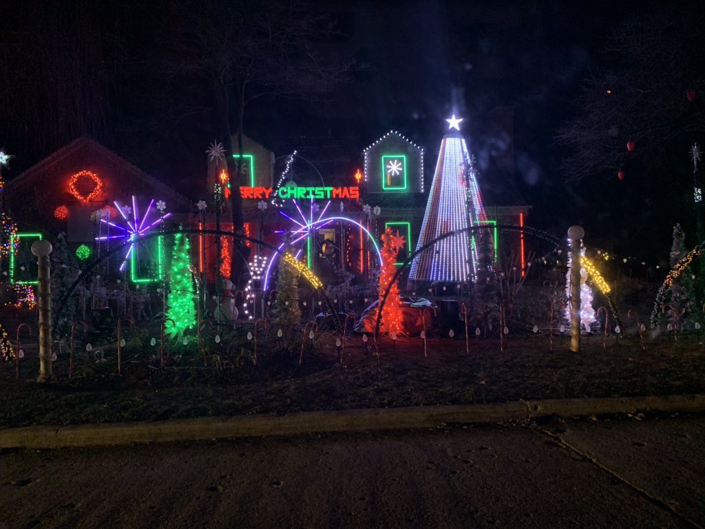 LivingtheS's tweet photo. @Naughty_Pooka Not my house (but I wish it was) 🎄 https://t.co/axhqeESySH