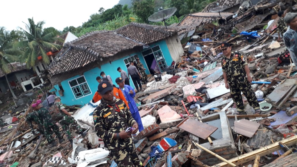 AfifFuadS's tweet photo. Ini Bnaser di kecamatan rajabasa, lampung selatan, ndak elok lah akhi, bernada nyinyir Banser dmana, ini kemanusiaan, mari bersama membantu mereka
#TsunamiSelatSunda 
#TsunamiLampung https://t.co/mGOxpmysDp