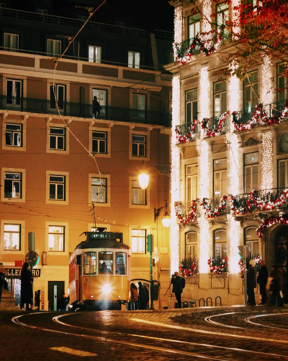 Walking in chiado is always lovely.
In Christmas is even more beautiful.

#VisitLisboa 
Photo by rgcbatista