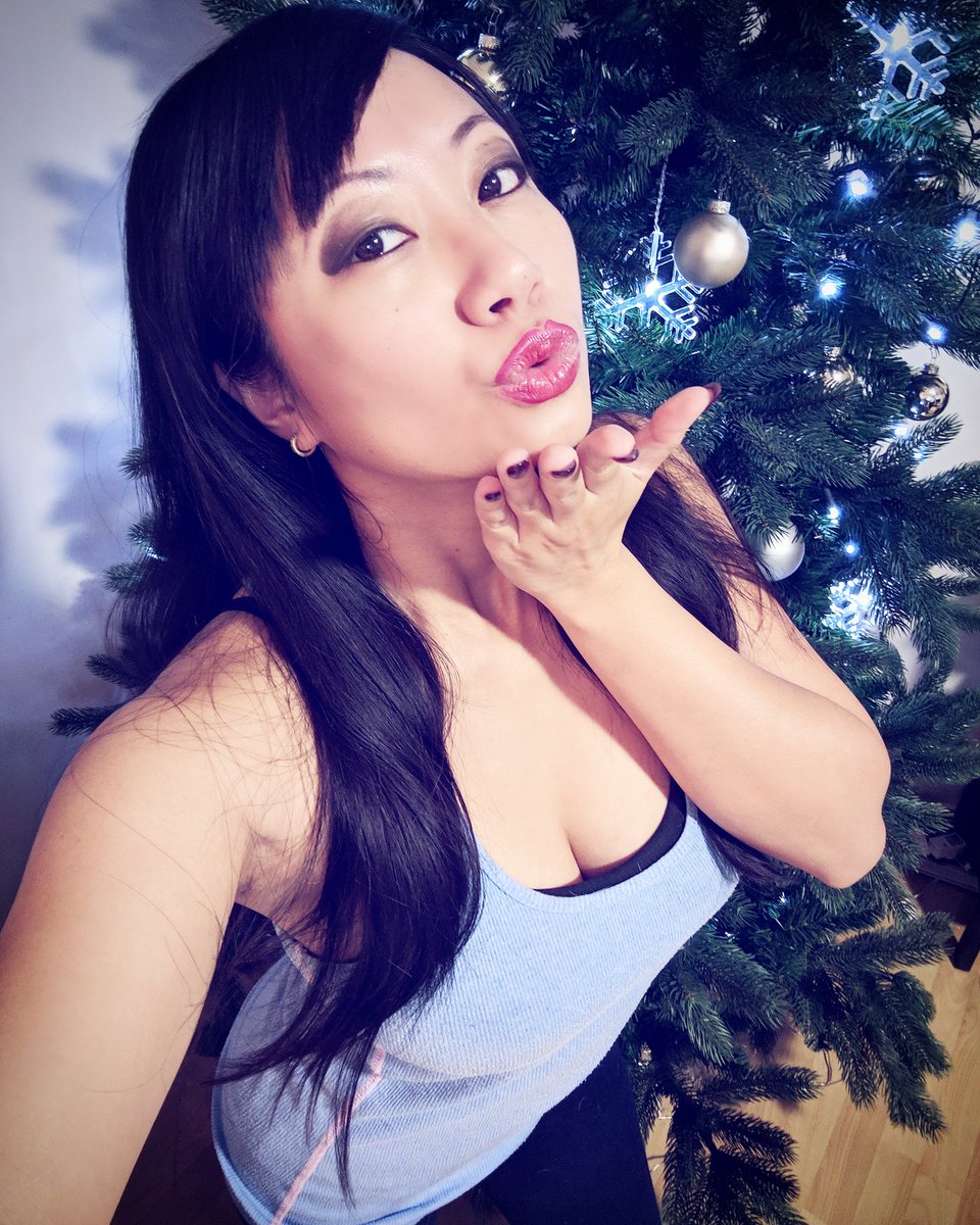 LadyTyraNET's tweet image. Ein Küsschen an euch zum 4.Advent meine Lieben ❤️ Um mich nicht kurzfristig zu stressen und die nächsten Xmas-Tage besser genießen zu können, werde ich heute mein Zuhause für das Fest aufräumen ☺️👌🤗 #motivation #asianwoman #xmasmood #tyrasworld #tyrataki #pornbabetyra