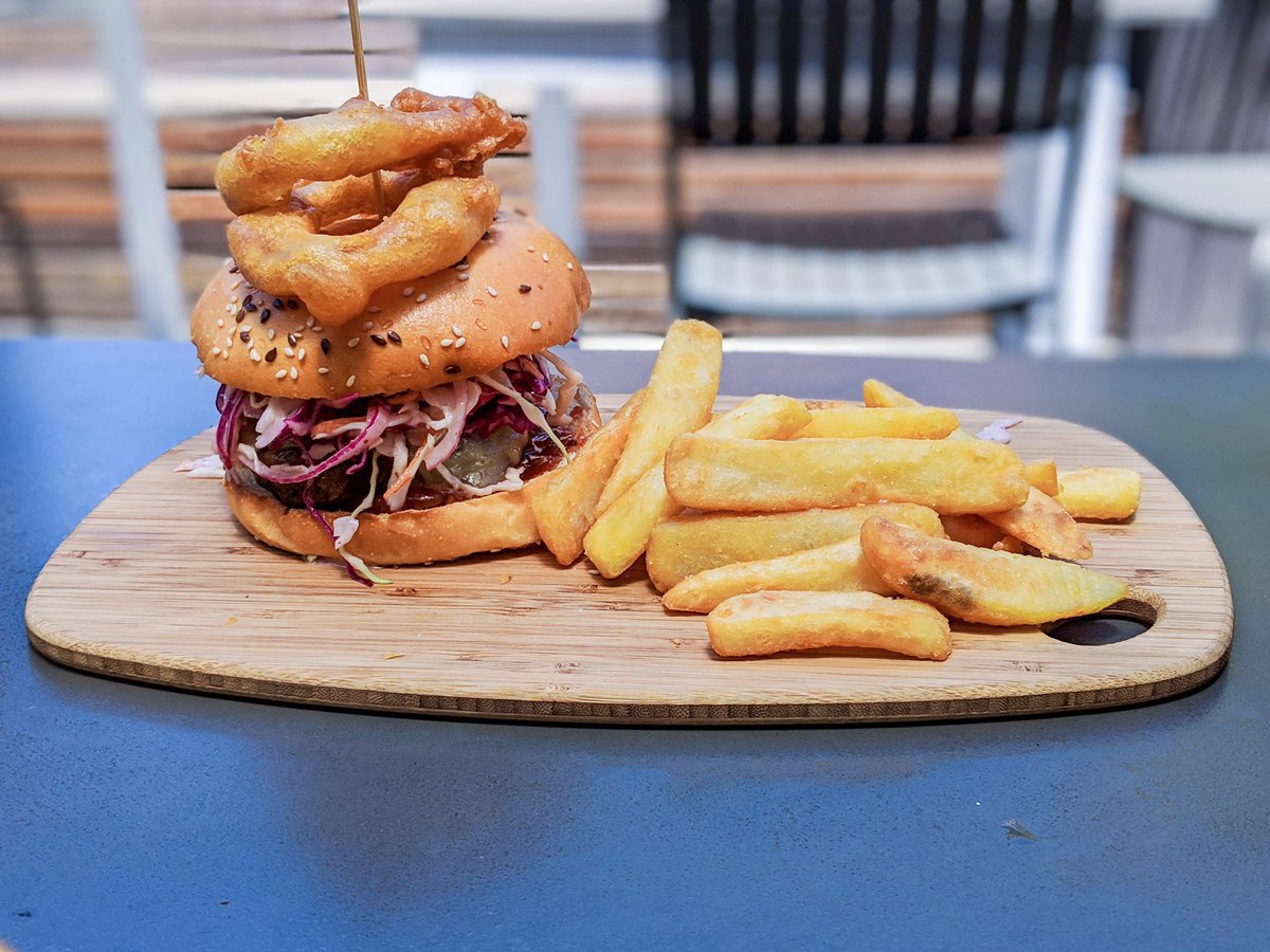 cam_bum's tweet photo. Sunday lunchin 🍽 &amp; Drinks 🥃—$15 Pub Menu. Delish 😋 juicy 🍔 value for money 💰⠀⠀⠀⠀⠀⠀
📸: Beef Burger /c Bacon, Cheese, Slaw, Bush Relish, Mustard Mayo topped with Onion rings &amp; Chips @ Rosstown Hotel, Carnegie #foodie #melbourneeats #sundayeats #burgerfest #rosstownhotel https://t.co/EkiZe5R8Fe