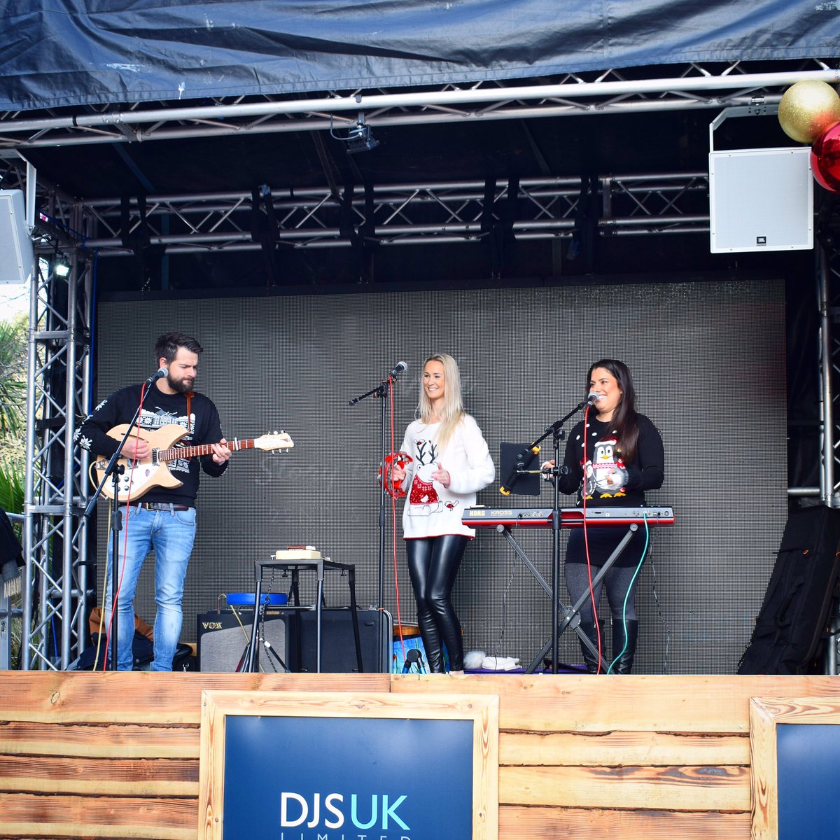 hengistburyband's tweet image. We had a great time on the stage in Bournemouth yesterday! We were even joined by our incredibly talented buddy @britters27 - she is amazing!!
.
#christmas #stage #outdoorstage #christmassongs #christmasjumper #lastchristmasigaveyoumyheart  #countrychristmas #winterfestival