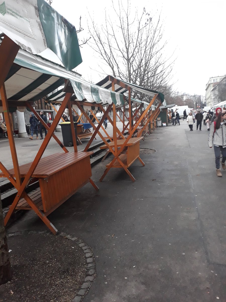 MStrovs's tweet photo. Janković je v Ljubljani po še enih dobljenih volitvah Božični semenj preimenoval v prazni-čni sejem. In dobil, kar je klical: prazno tržnico. https://t.co/PC6WOPqOF0