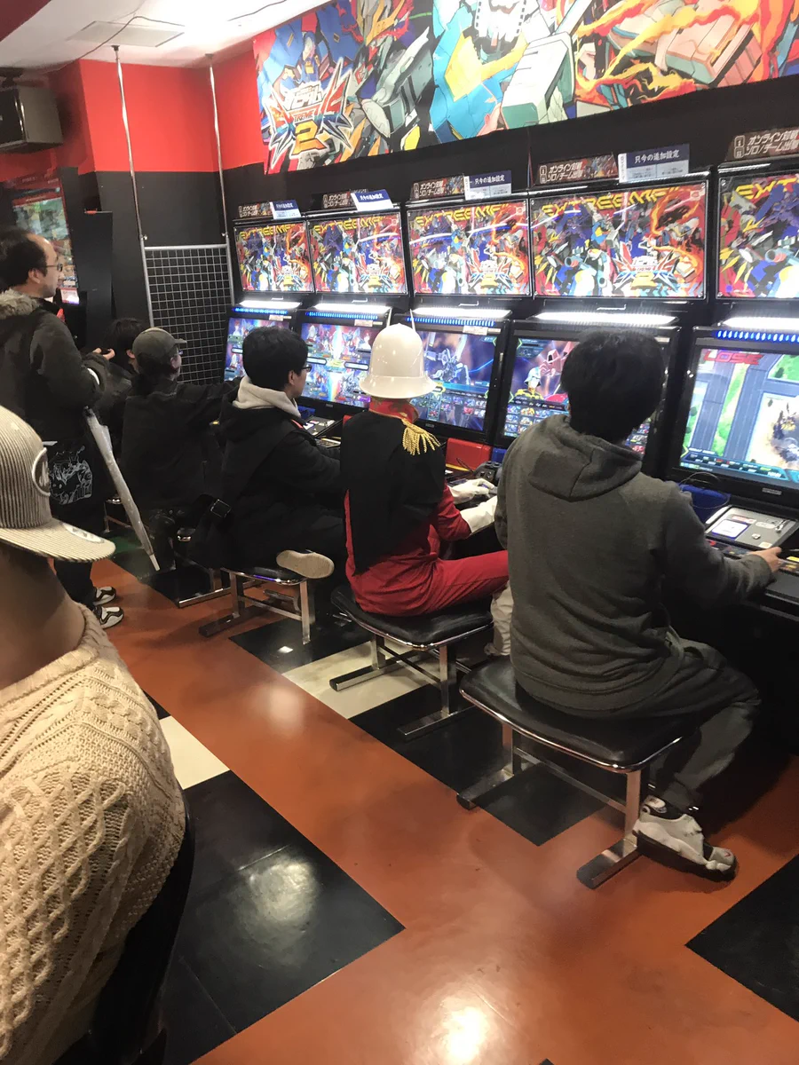 これは反則wwシャアがシャア専用ゲルググを選んで遊んでるww