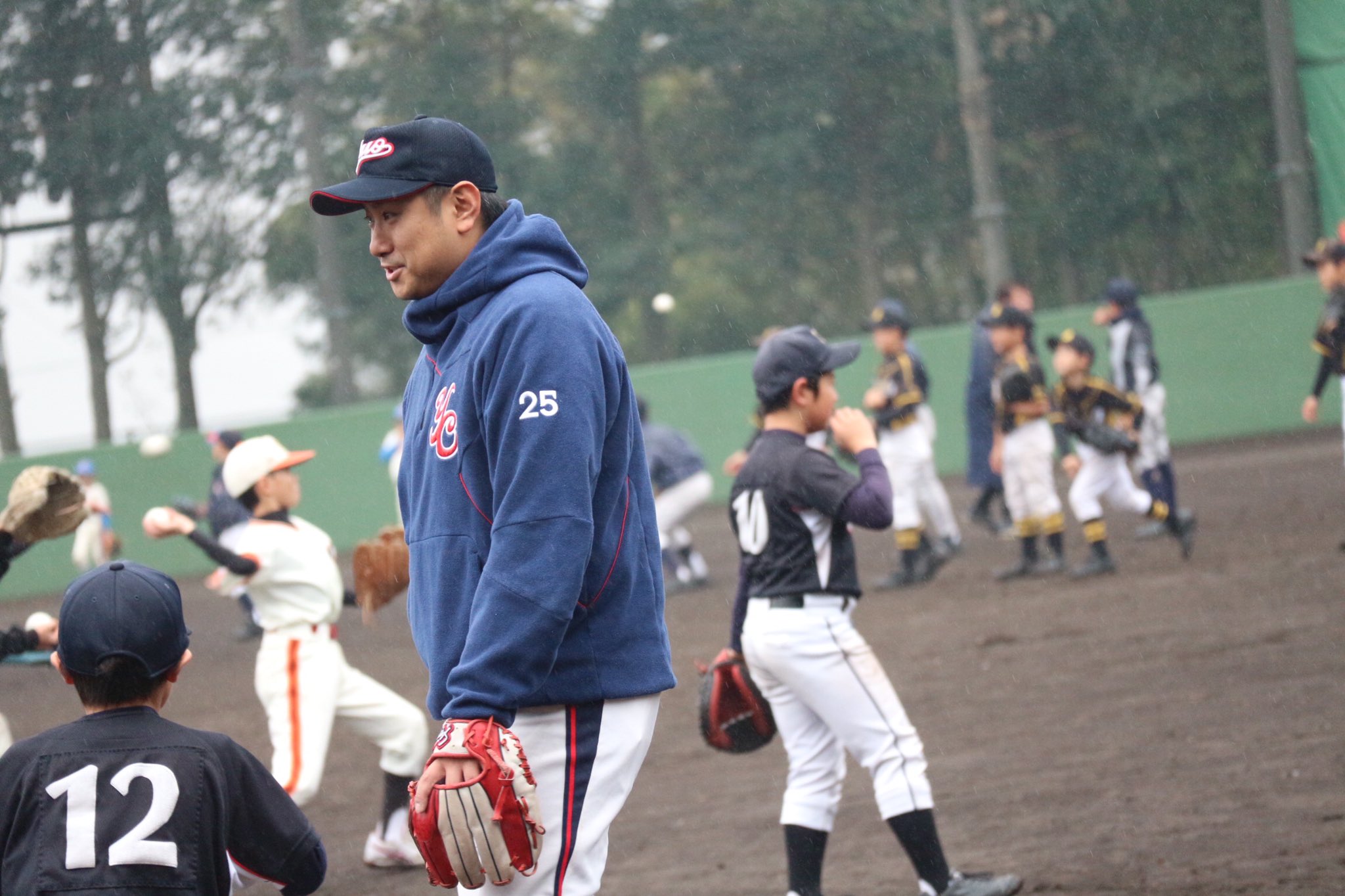 横浜中央クラブ Na Twitteru 本日は横浜隼人高校で行われました野球教室に荒井真吾監督 荒井直人選手 見染選手 横溝選手が講師 お手伝いで参加しました 横浜隼人高校のobが多く在籍している中央クラブは毎年駆けつけています あいにくの雨でしたが 子供達も