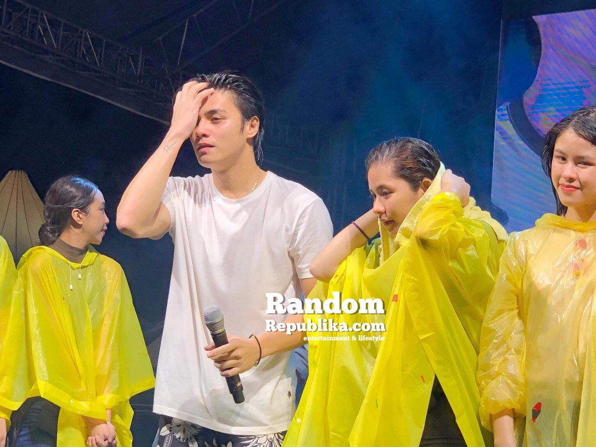 RandomRepublika's tweet photo. [SWIPE] #RandomPhotos of #MayWard #LoiNie #DonKiss #MissQandA #JulianaParizcovaSegovia and #RichardGutierrez at the #MMFFParadeofStars | #MMFF2018 #FantasticaMMFFParade #Floatastica (#MaymayEntrata #EdwardBarber #LoisaAndalio #RonnieAlonte #DonnyPangilinan #KissesDelavin) https://t.co/QvJIoLN2pe