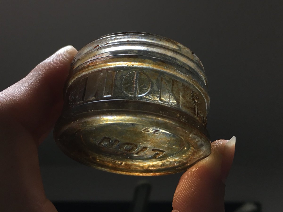 ぷりもう Irohiza On Twitter あとはライオン靴クリームの瓶 外周にlion Shoe Cream のエンボス