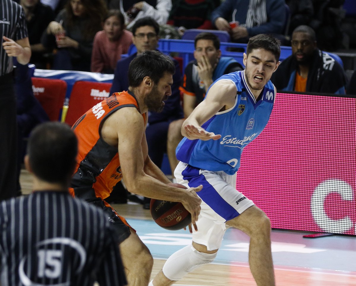 San Emeterio atrapa la pelota ante Estudiantes (Foto: Valencia Basket).