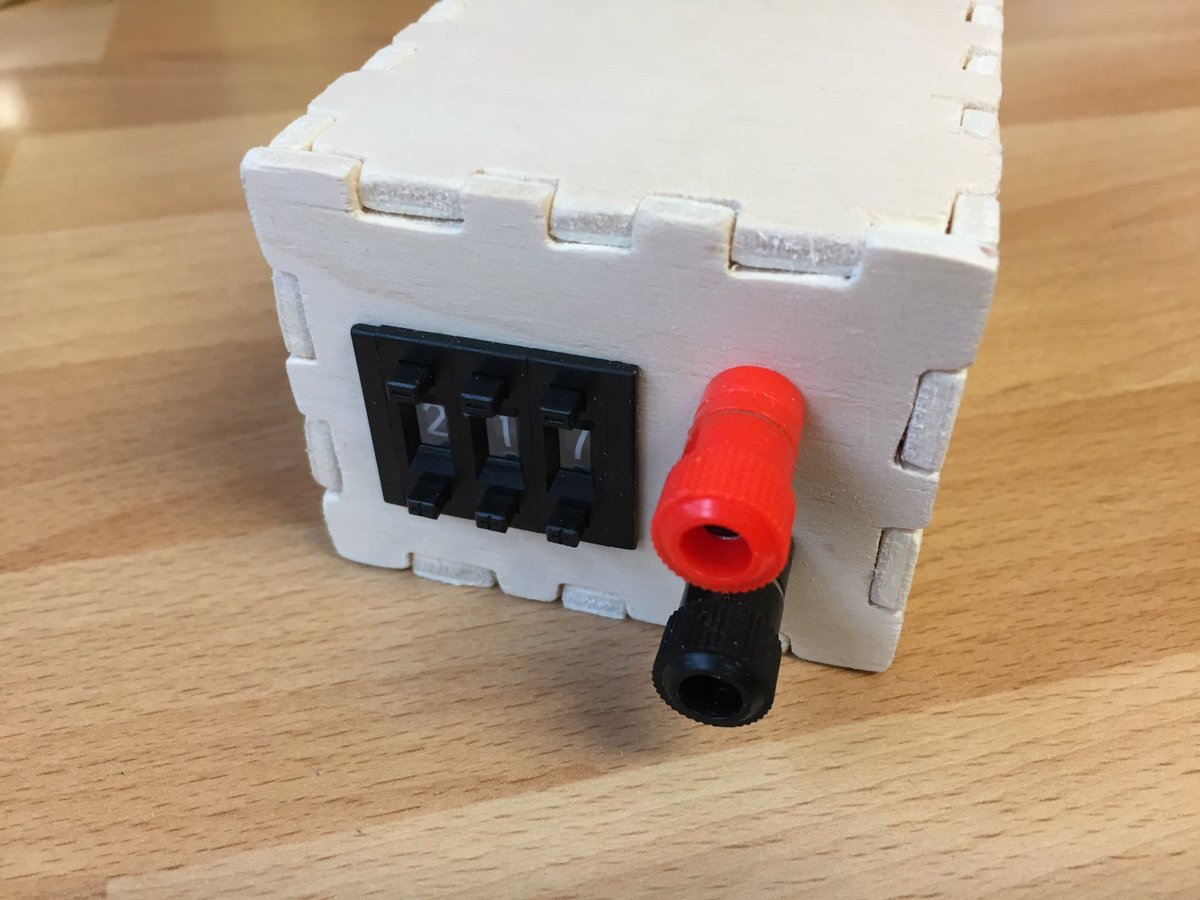 arduinopraxis's tweet photo. Voltage Reference 0-9.99 VDC in Prototype Case
.
I have no Laser Cutter but a Jigsaw for Woodwork
.
#voltagereference #electronics #circuit #case #lasercutter #wood #jigsaw #diy https://t.co/GXRZvU7kmu