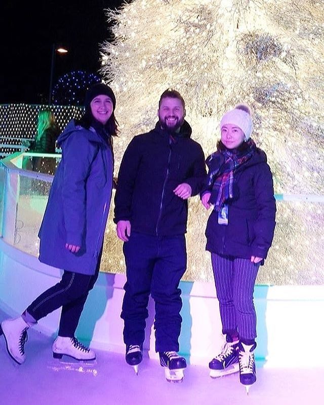 Mac and Cheese, Kettle Corn and Mini Donuts taking a skating break at Aurora! We’ll he here from 4pm to 10pm 🎄❄️🧀❤️ bit.ly/2BEYoV4