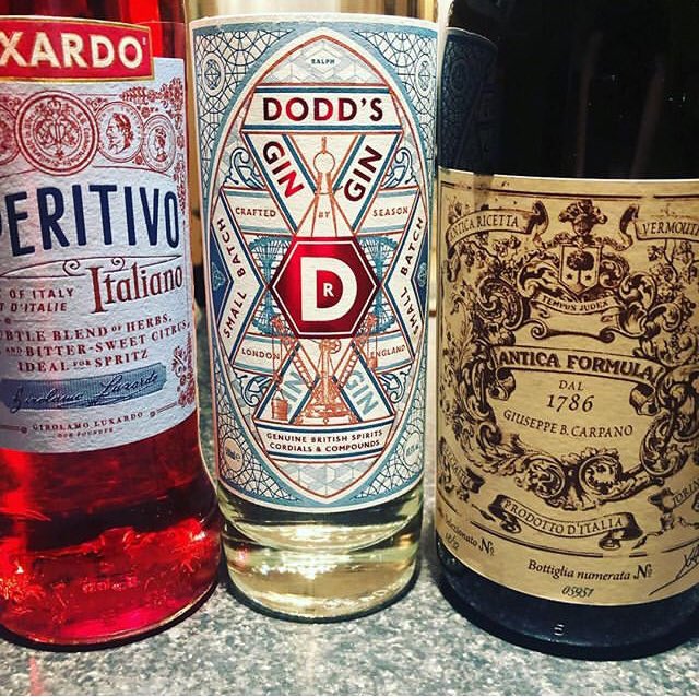 It’s all about a festive Negroni at this time of year. Just three ingredients and possibly the easiest cocktail to make. (📷: cozylifedk) #negroni #gin #christmascocktail