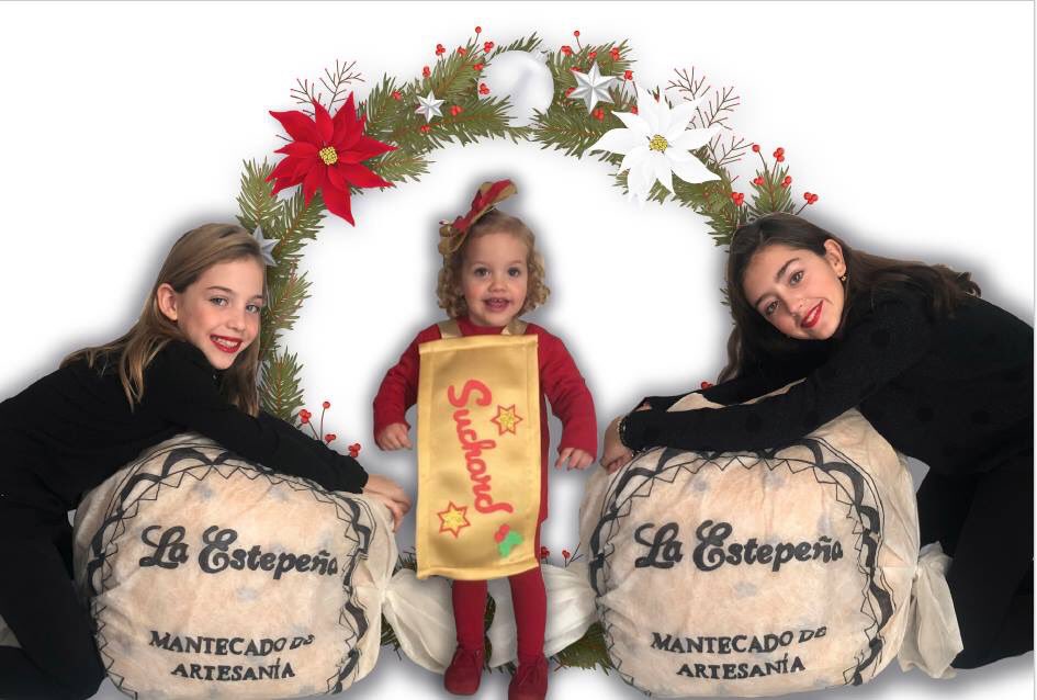 aliciafloresd's tweet photo. Nuestros deseos en Navidad para vosotros: la familia, que es la mayor suerte con la que te puedes encontrar al llegar a este mundo #valienteflowers #12edicionFelicitaciónValienteFlowers #van12 https://t.co/QohfkM9XwW