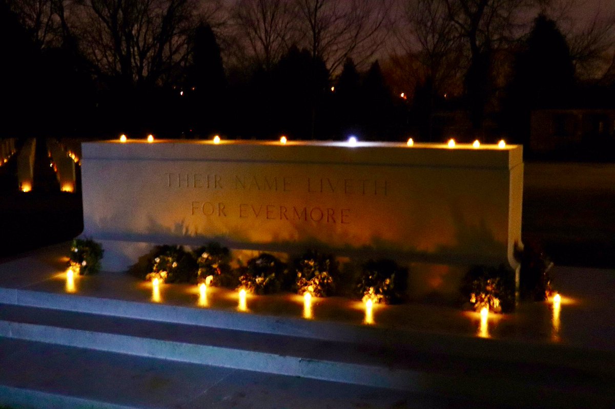 Christmas came a little early in #Harrogate tonight. Locals, service personal and children all got together to sing carols and place candles on the graves in <a href="/CWGC/">Commonwealth War Graves</a> Stonefall Cemetery. A wonderful tribute. #FWW #SWW