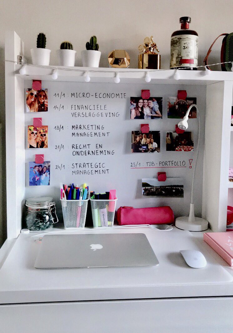lauren_vp's tweet image. Bureau op orde ✅ Examenrooster ✅ Leukste herinneringen van het eerste semester ✅ (en natuurlijk mocht een foto van de MPC-driedaagse niet ontbreken 😉) Laat de blok maar beginnen! 📚💪🏼 #masterMPC