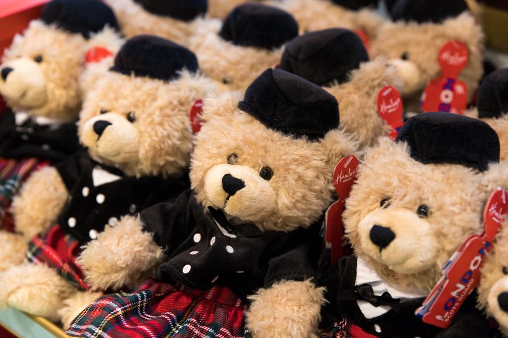 NelsonMandelaSq's tweet photo. A visit to @HamleysSA is the quickest way to spread festive joy to all big and small this Christmas! #NelsonMandelaSquare https://t.co/FTSs6kIpM2