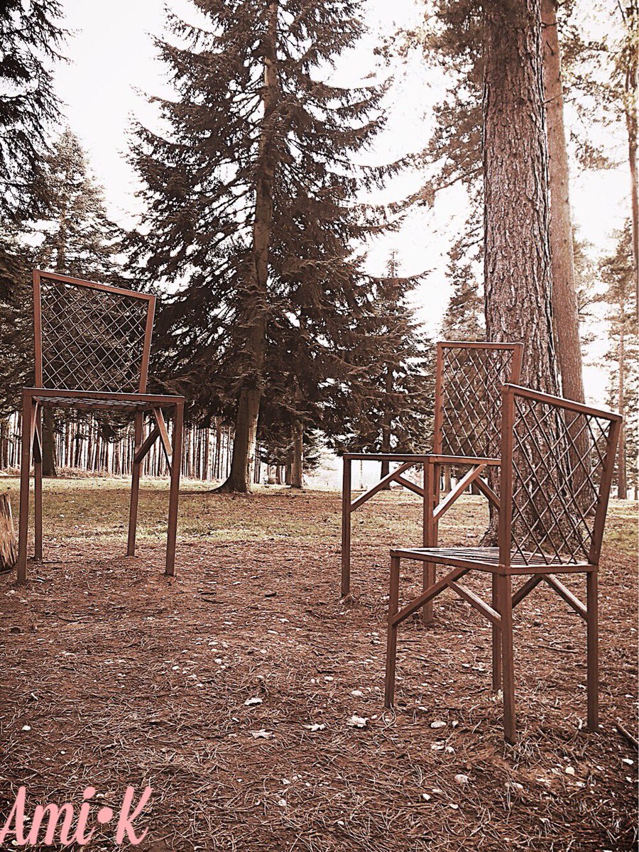 amik__b's tweet image. The 3 bears chairs + animal statue 
#goldilocksreference #sharpeffects #differentsizes #autoeffect #makingthelittlethingsstandout #brown #steelchairs #steelbars #diamondshapes #leaves #sticks #soil #branch #greengrass #rabbitshape