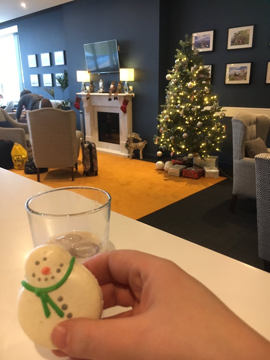 This is a much better way of starting our #ChristmasHoliday ✈️ <a href="/ABZ_Airport/">Aberdeen Airport ✈️</a> #northernlightslounge  🎄
Here are some more tips to survive your family this Christmas relocateguru.io/blog/how-to-su…