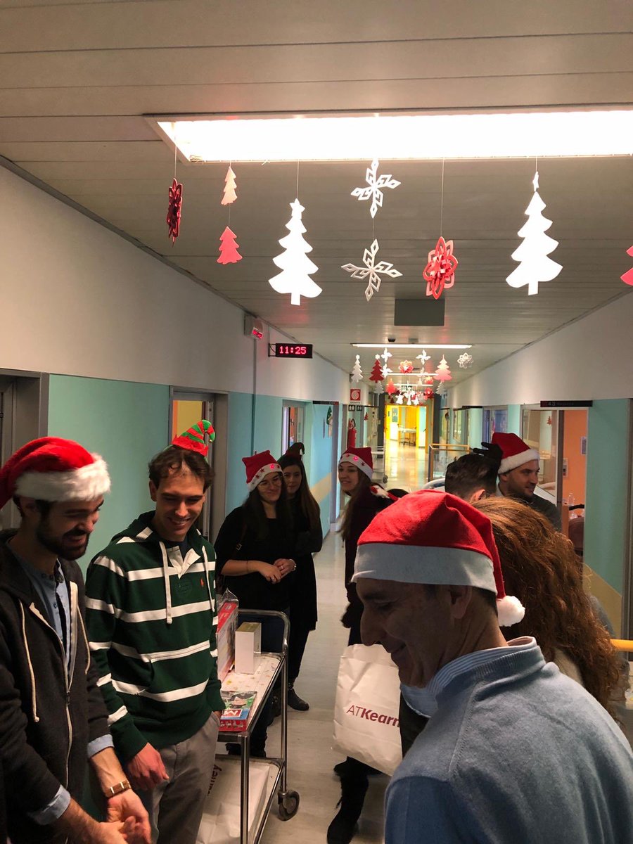 giovaniconfcoMI's tweet photo. #Gift 🎄

Oggi a Milano è iniziata la distribuzione dei doni per i bambini degli ospedali e delle case famiglia.
Domani saremo a Monza.

Il nostro augurio per tutti è che sia un Natale pieno di sorrisi e un 2019 ricco di gioia ❤️ https://t.co/O52E6hIbhu