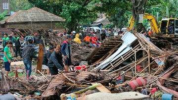 Volcanic tsunami in Indonesia: New pictures and videos of the tsunami triggered by the eruptive activity of Anak Krakatau volcano DvHNw4QW0AAZxM2?format=jpg&name=360x360