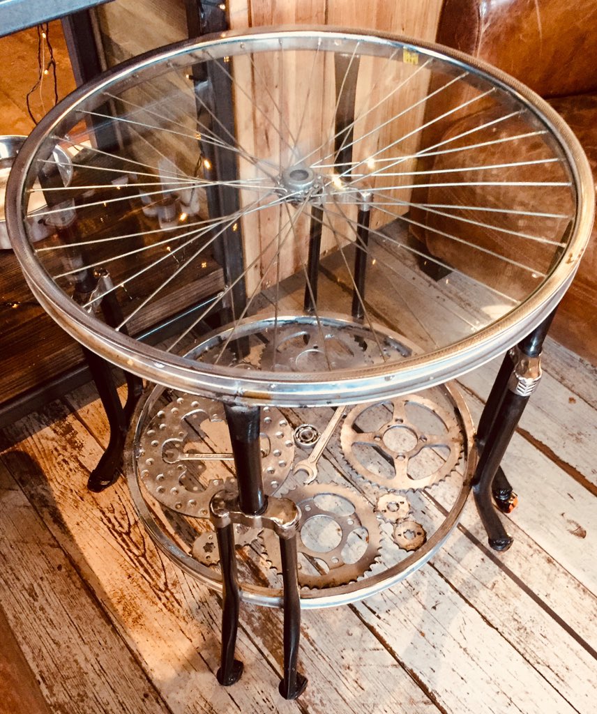 GeoffRich's tweet photo. Bike shop cafe #tableoftheday https://t.co/IjbkH6qDpS