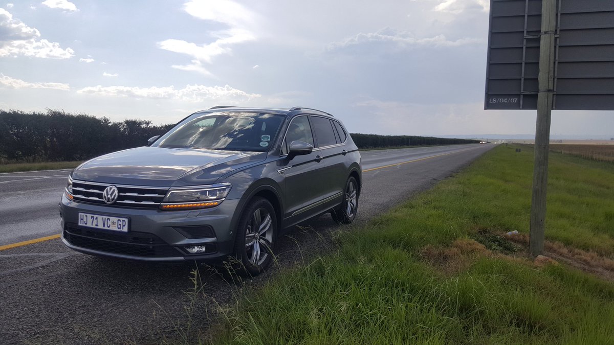 imoto_online's tweet photo. Thanks Jozi, you've been EPIC this weekend. Tiguan made it all the more comfortable. Now back to KZN.Tiguan AllSpace TDI DSG 4Motion says tank will give 900km. energy bar in hand, 530km to go to Home.  Yours for R6999
 #TiguanAllspace #VWSA #VWAlpine #ImotoonlineFestivedrives https://t.co/bWm5Usk2Zd