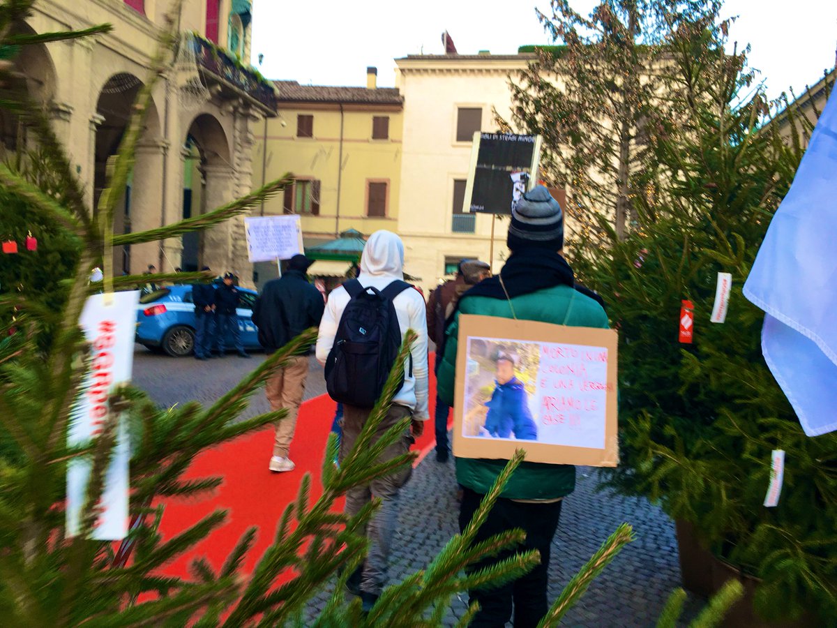 Ieri a #Rimini nel dicembre di #NatalizzAzione per il diritto alla casa e alla città per tutt@ e i #5anni di Casa Madiba e i #3anni di Casa Don Gallo, corteo UNA CASA PER TUTT* portiamo i margini al centro, contro ogni ghetto prima le persone!