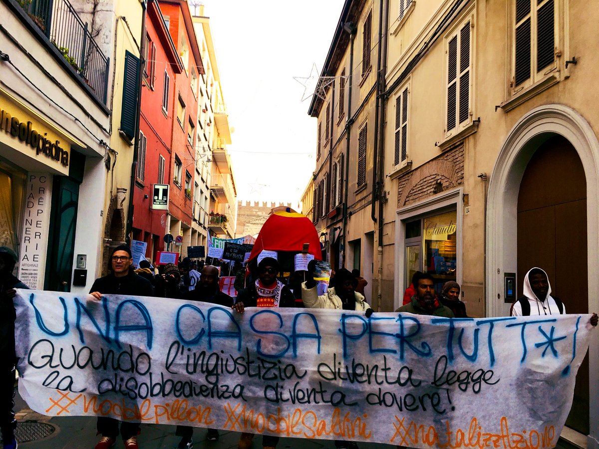 LabPazProject's tweet photo. Ieri a #Rimini nel dicembre di #NatalizzAzione per il diritto alla casa e alla città per tutt@ e i #5anni di Casa Madiba e i #3anni di Casa Don Gallo, corteo UNA CASA PER TUTT* portiamo i margini al centro, contro ogni ghetto prima le persone! https://t.co/PhrMsKMuUb