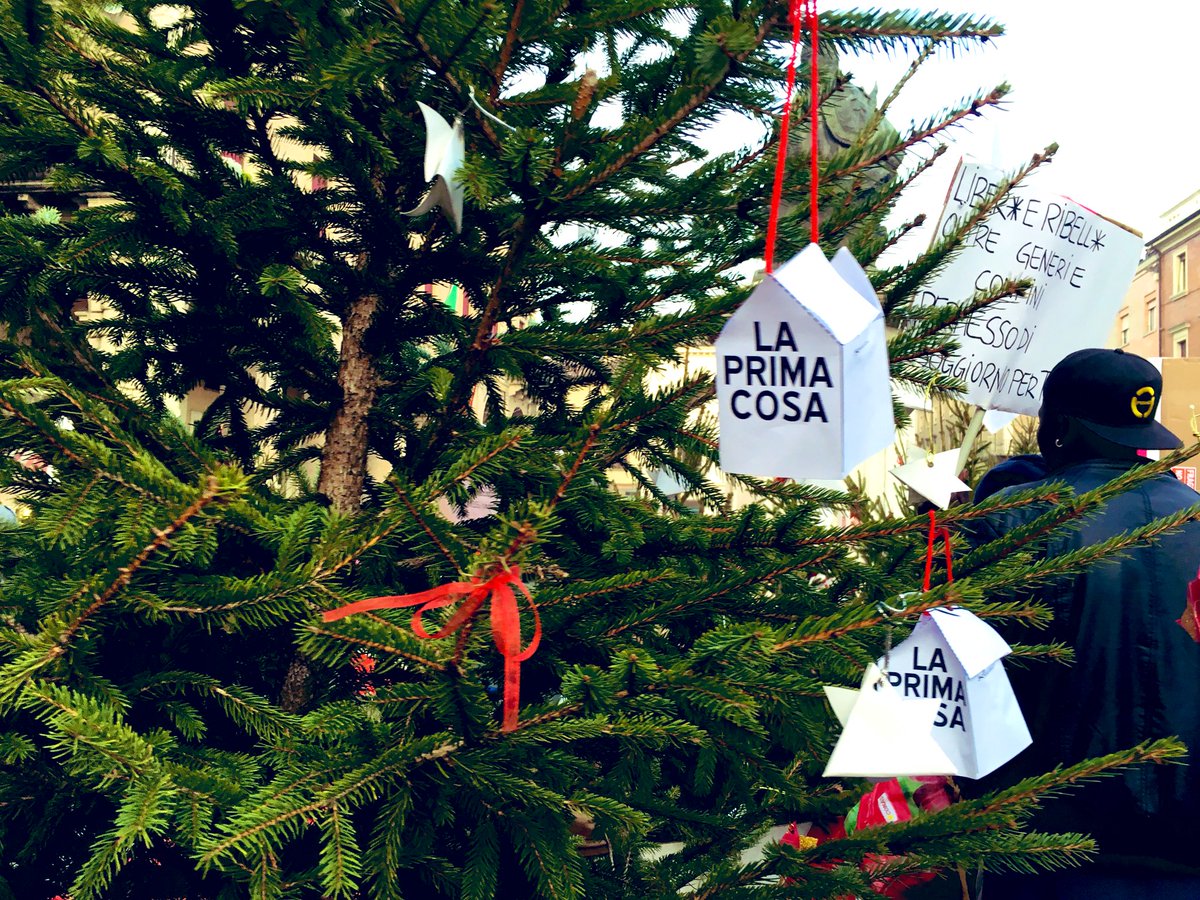 Ieri a #Rimini nel dicembre di #NatalizzAzione per il diritto alla casa e alla città per tutt@ e i #5anni di Casa Madiba e i #3anni di Casa Don Gallo, corteo UNA CASA PER TUTT* portiamo i margini al centro, contro ogni ghetto prima le persone!