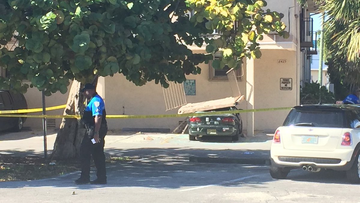#BREAKING At least 4 people hurt after balcony collapses onto car in Miami Beach bit.ly/2VdGuSC https://t.co/nZCXoEAZei